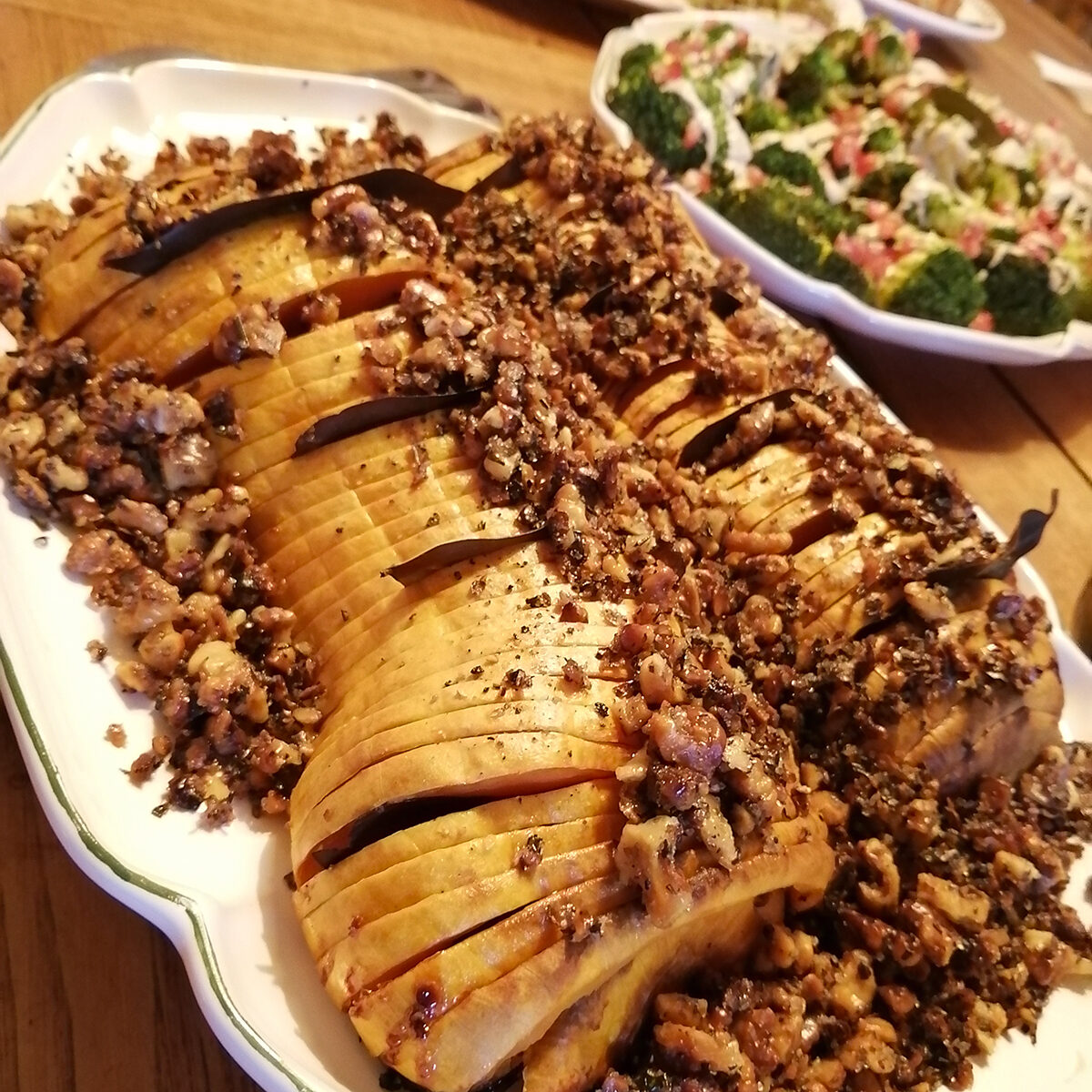 Courge butternut hasselback au craquant noix-romarin