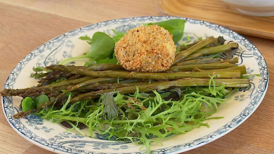 Asperges vertes rôties, oeuf croustillant et mesclun